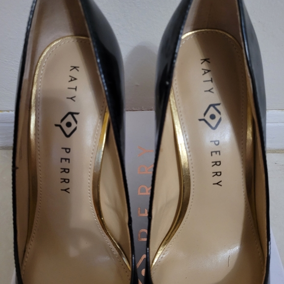 Shoes - Picture 4 of 7